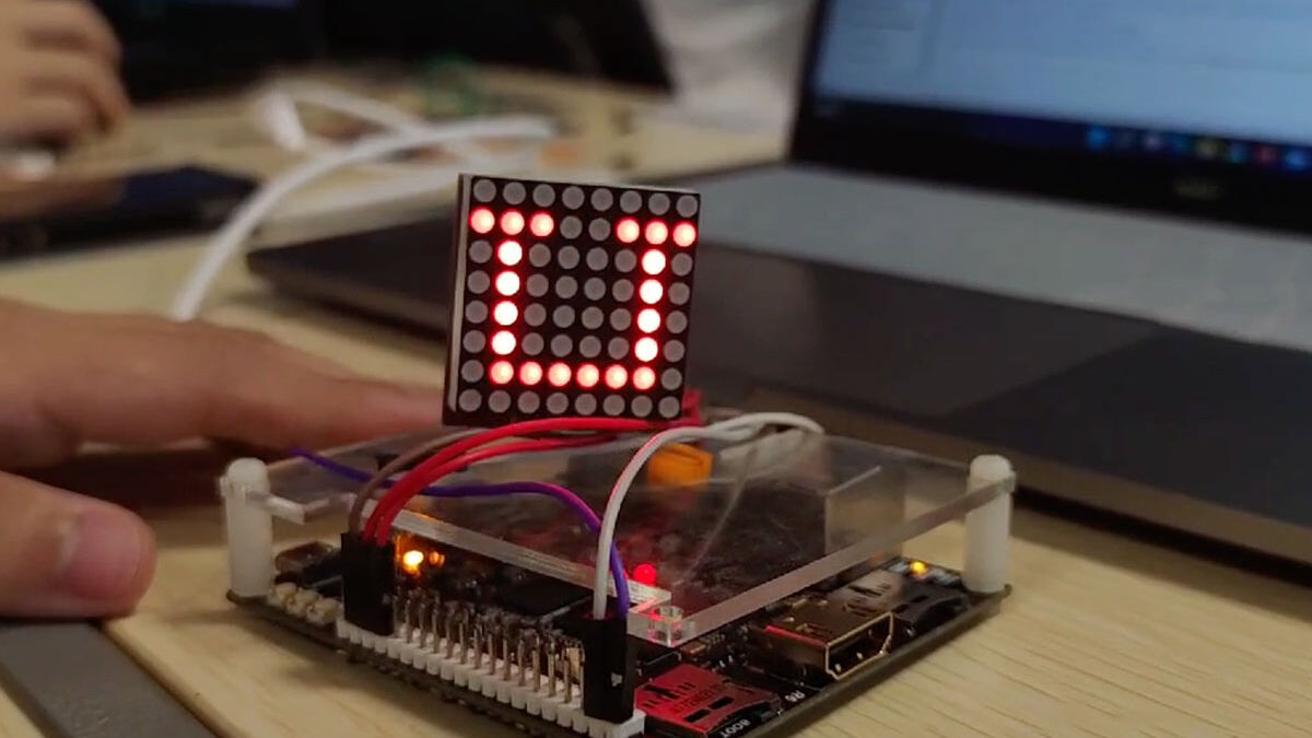 利用广告点阵屏实现“CQUPT”