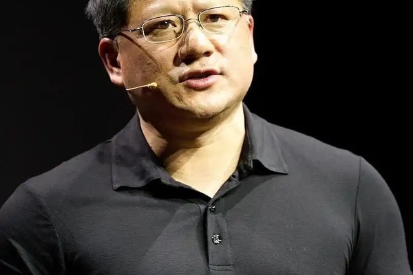 黄仁勋罕见盛赞华为:中国AI不落后的潜台词是什么?