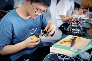 成电国芯FPGA工程实训,智能循迹小车工程