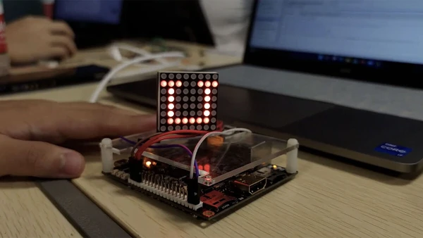 利用广告点阵屏实现“CQUPT”